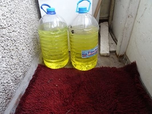След като двамата са задържани са открити 10 литрови бутилки с бензин с прикрепени пликове с химическо вещество. Снимка МВР