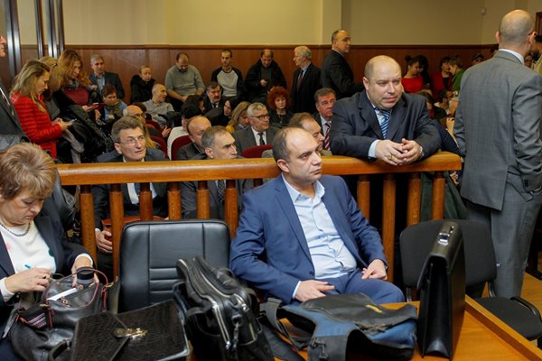 Лазар Карадалиев (на преден план, седналият на стола) е адвокат по делото "КТБ"