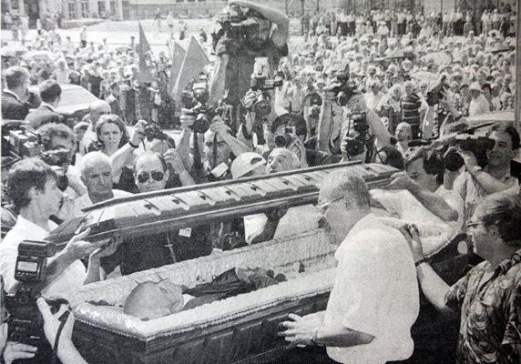 Ковчегът с тленните останки на Живков минава през площад "Батенберг"
СНИМКИ: Архив 24 часа