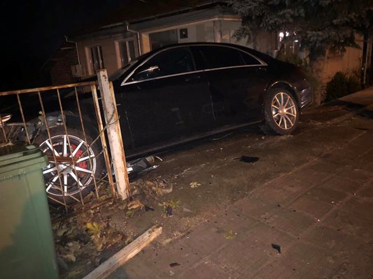 Скъпият автомобил е оставен да виси от ръба на оградата. Снимки: I see you KAT Пловдив