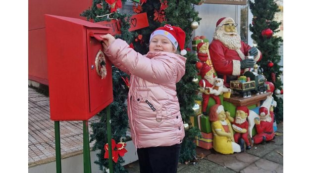 Станислава си пожелава Дядо Коледа да й донесе мноого голям пакет флумастери.