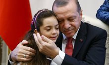 Ердоган в прегръдка със сирийско момиче