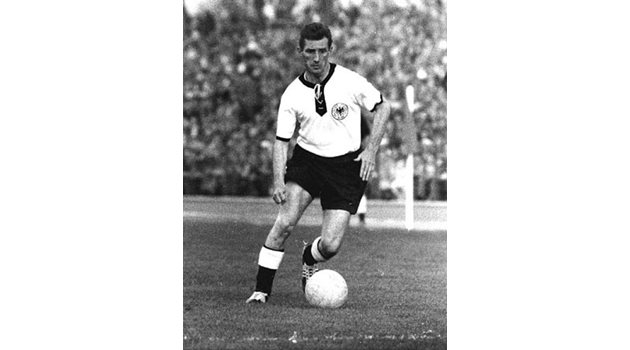 КЪСМЕТЛИЯ: Въпреки ужасите на войната Валтер успява да се завърне в германския национален отбор и да спечели световната титла.