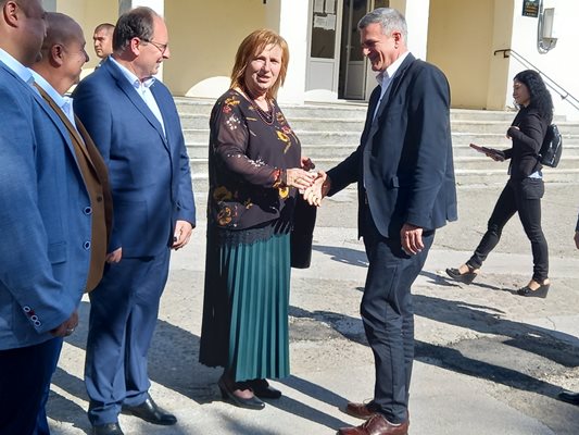 Премиерът Стефан Янев се ръкува с кметицата на Поповица Веска Мирчева.

СНИМКИ: АВТОРЪТ