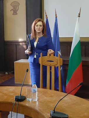 Областният управител на Бургас проф. Мария Нейкова отчете работата си за изминалите 7 месеца на поста.

СНИМКА: АВТОРЪТ
