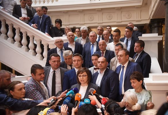 Вицепремиерът и лидер на БСП Корнелия Нинова обявява решението на ИБ и парламентарната група да спрат преговорите с ПП.
СНИМКА: ВЕЛИСЛАВ НИКОЛОВ