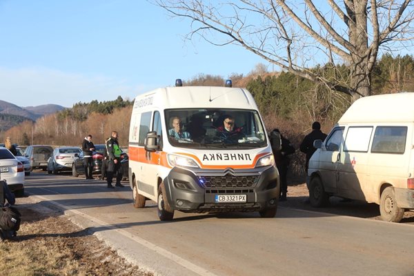 Линейки превозват пострадалите към болници. Снимка: Николай Литов