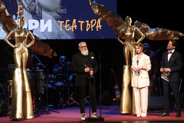 Мария Бакалова връчи наградата на Владо Пенев