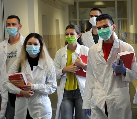 Студенти по медицина