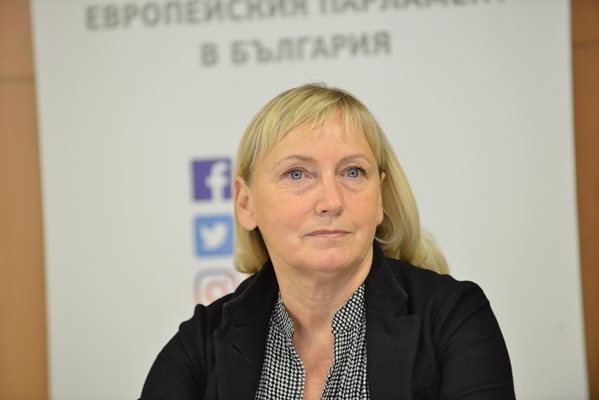 Елена Йончева