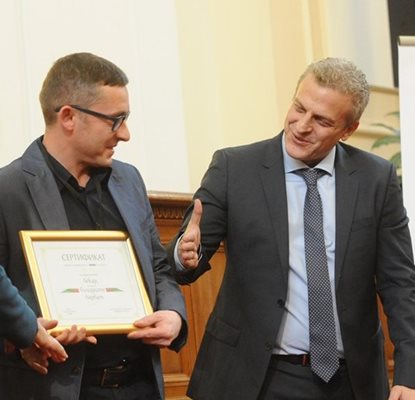 Министър Москов честити на д-р Янков отличието.