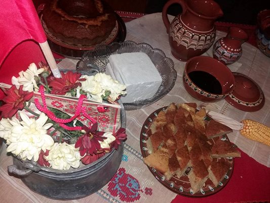 Хитът на Фестивала бяха гостите от румънската община Кирнодж. Релу Котобан е пощенски служител, но и изявен кулинар.