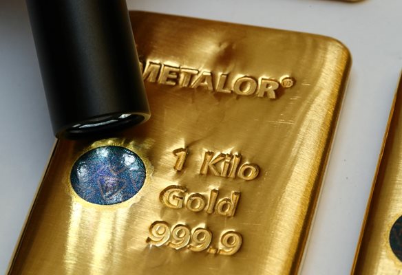 Системата за валидиране Sicpa Oasis на кюлче злато от 1 кг в швейцарската рафинерия “Металор” край Нюшател.