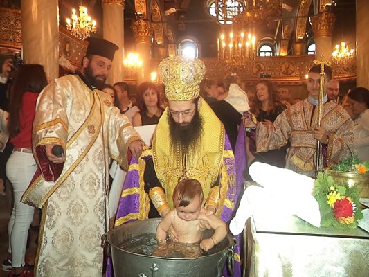 За някои деца кръщенето бе забавление