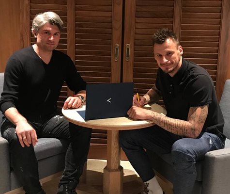 Попович подписва договора, а до него е Ивайло Петков. Снимка: клубен сайт