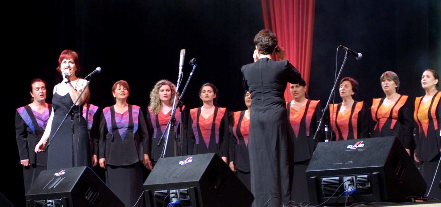 “Мистерията на българските гласове” пее на тържествения концерт “Чуйте България” с Йълдъз Ибрахимова през 2005 г.