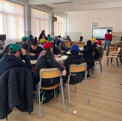 Ученици от гимназията по механотехника в Пловдив по време на обучение