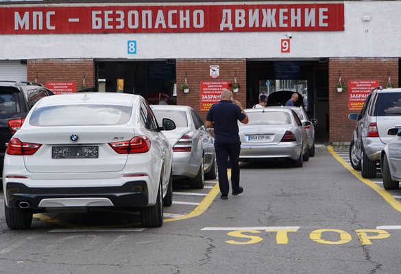 За да се не се забавят или пропадат сделки с автомобили нотариусите съветват хората да проверяват предварително дали имат задължения.