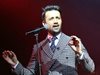 Пакистански изпълнител прекъсна концерта си, за да спаси момиче (Видео)