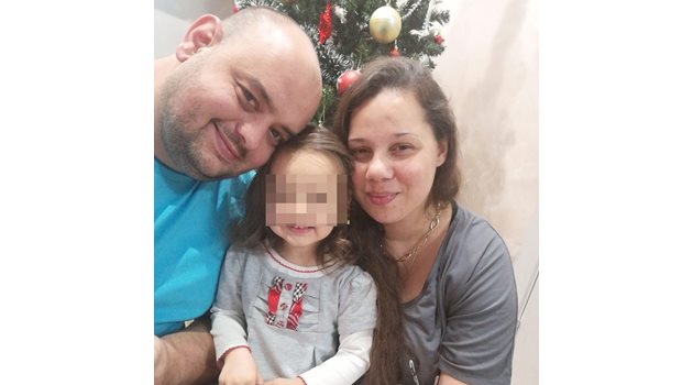 Христо и Теодора с дъщеричката си. Кадърът е споделен от Теодора във фейсбук профила й през януари 2019 г.
СНИМКА: ФЕЙСБУК