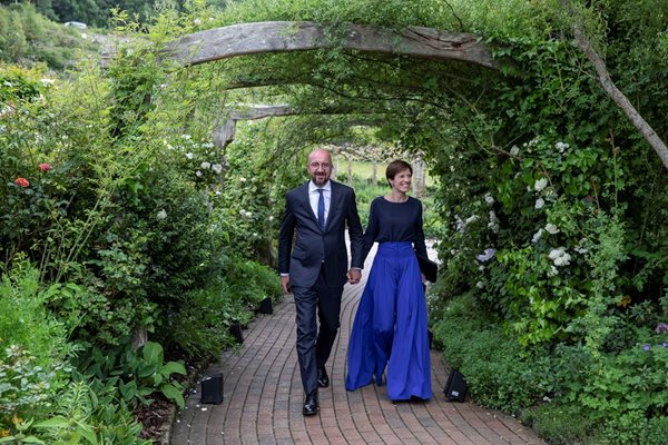 Шарл Мишел и жена му Амели пристигат на прием в кулоарите на срещата на върха на Г-7 през юни 2021 г.