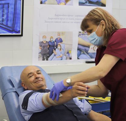 Проф. Венцислав Мутафчийски дари кръв в навечерието на Световния ден на доброволния и безвъзмезден кръводарител.
