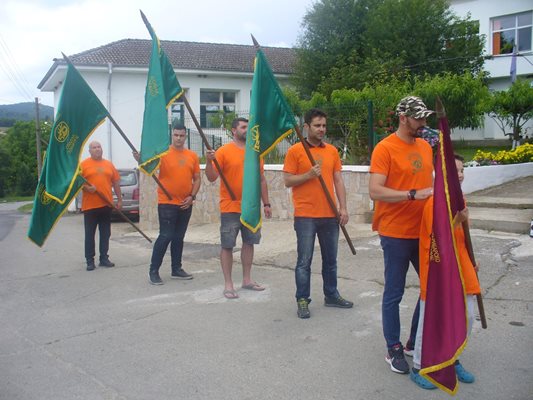 Организаторите на празника бяха предвидили и парад на знамената на сдружението и на ловните дружинки в него.