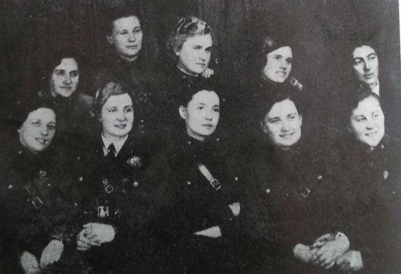 Нашенката (първата вляво) редом до жени офицери в армията на СССР