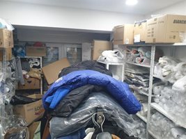 Задържаха 38-годишна търговка в Пловдив за фалшиви маркови стоки (Снимки)