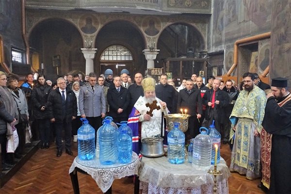 Богоявление започна с празнична литургия в катедралния храм на Велико Търново