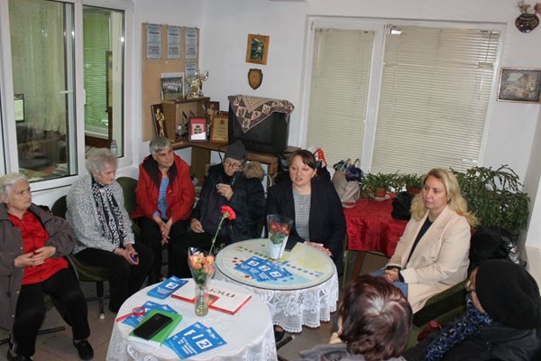 Водачът на листата на ГЕРБ-СДС в Добрич Деница Сачева посети и местния клон на Съюза на слепите.