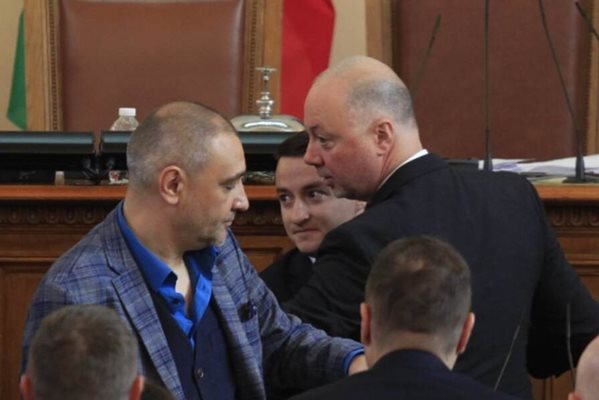 Председателят на НС Росен Желязков обяви почивка, за да се успокоят страстите в залата