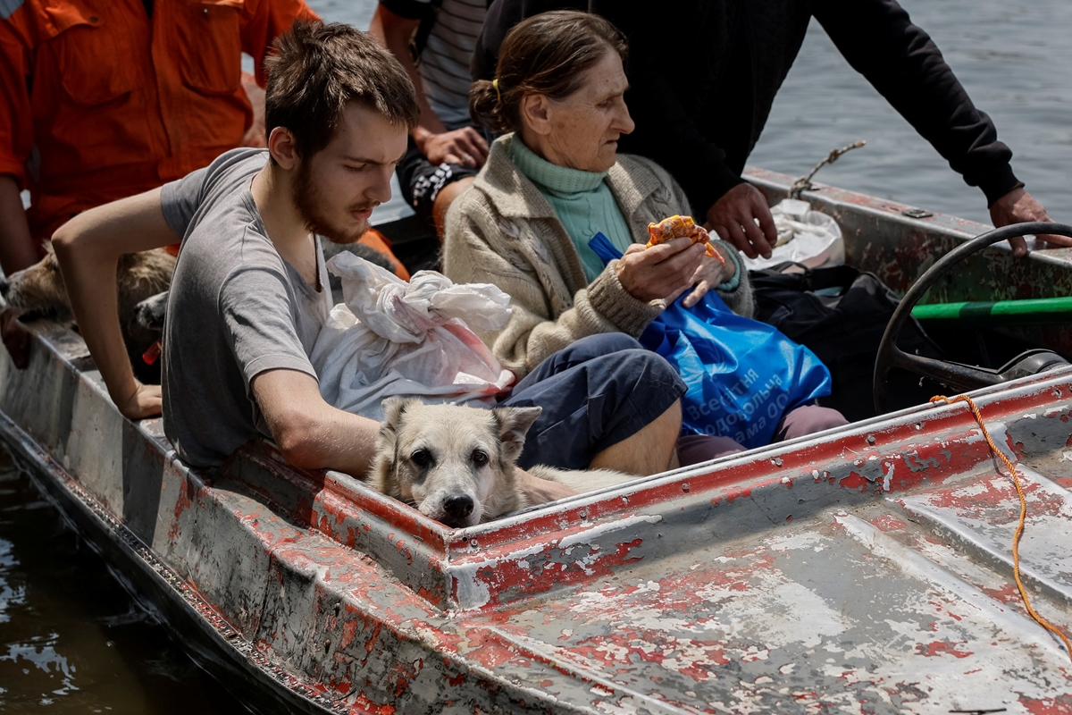 С лодки спасяват бедстващи заради наводненията в Украйна (Снимки)