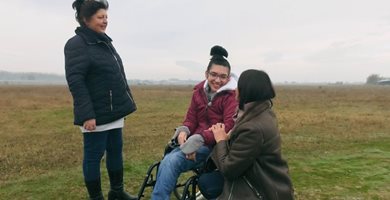 Момиче с церебрална парализа с нова електрическа количка