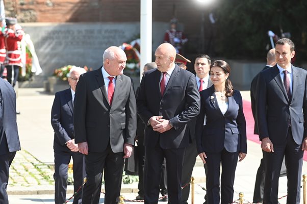 Димитър Главчев отрече да има напрежение между него и Румен Радев, макар че не за първи път са на различни позиции.