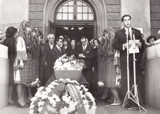1966 г. Поклонението пред писателя в Народния театър. Траурното слово чете Георги Джагаров, който наследява Димов като председател на СБП