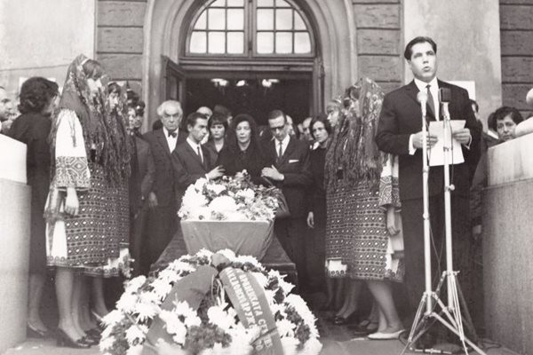 1966 г. Поклонението пред писателя в Народния театър. Траурното слово чете Георги Джагаров, който наследява Димов като председател на СБП