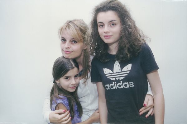 Мария Касимова-Моасе с двете й дъщери Рада и Елица