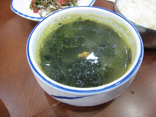 Полезната супа с водорасли е зеленикава мътилка, която може да отблъсне и най-гладния.