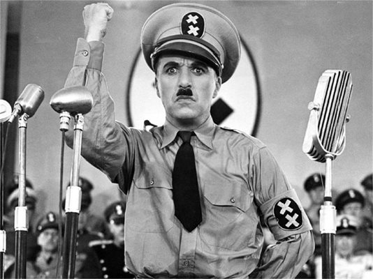 Чарли Чаплин произнася реч в знаменитата сцена от филма “Великият диктатор”.
СНИМКА: АРХИВ
