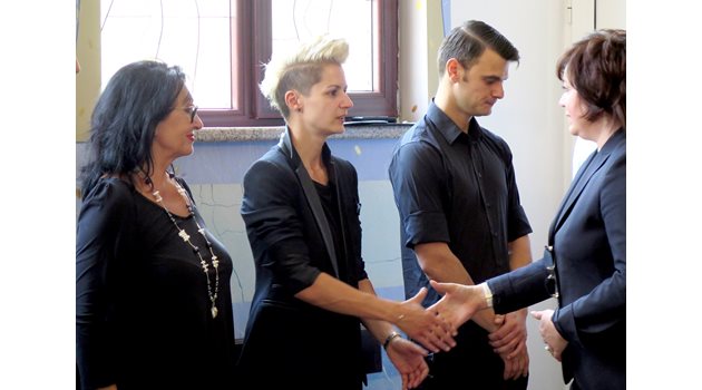На погребението на Григор Стоичков през 2016 г. Корнелия Нинова се ръкува с дъщерята на Йорданка Христова, до която стои братовчед й Тома, който загина с парапланер на Мусала.