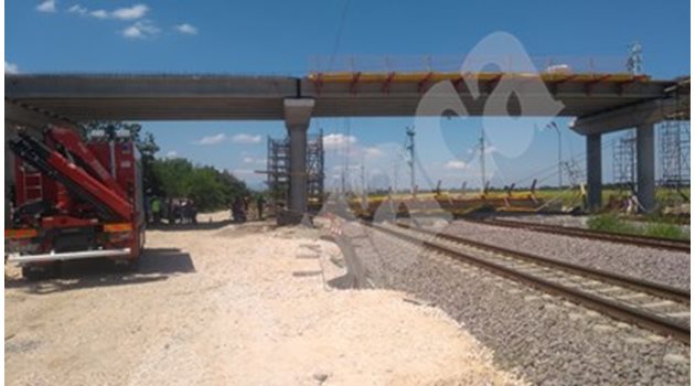 . Влаковете са спрени заради инцидента с падналата бетонна греда върху жп лините до Злати трап