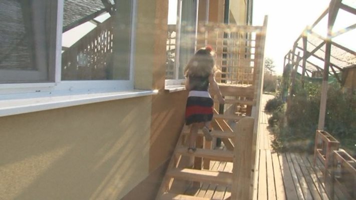Дървени стълби водят към прозорец в пловдивско училище