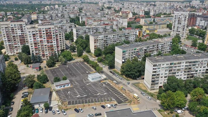 Паркингът не е само за коли, но и за мотори и велосипеди.