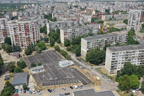 Паркингът не е само за коли, но и за мотори и велосипеди.