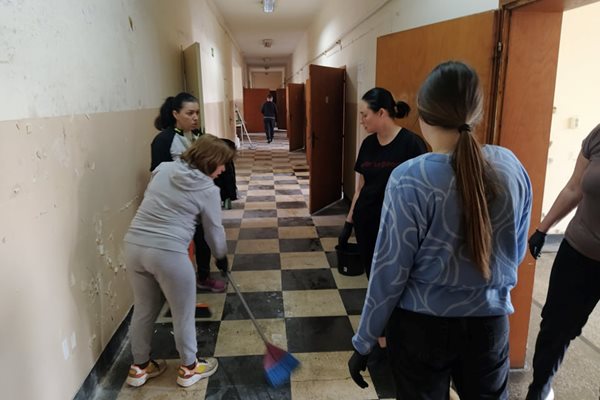 Украинки чистят помещенията.