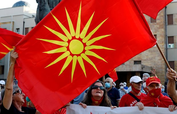 Протест на опозиционната македонска партия ВМРО-ДПМНЕ по време на гласуването на правителството през 2020 г. СНИМКА: РОЙТЕРС
