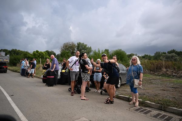  Запълват с трошляк пробития мост към Нестинарка Снимка: Орлин Цанев 