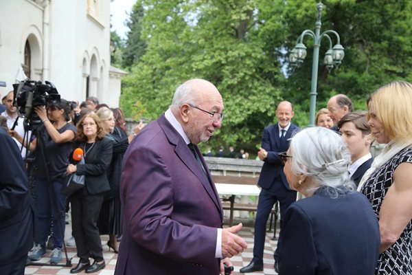 Посрещат тленните останки на цар Фердинанд I в двореца "Врана" СНИМКА: Юлиян Савчев