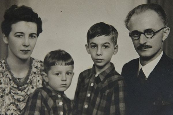 Със съпругата си Ирина и синовете Владимир и Братислав